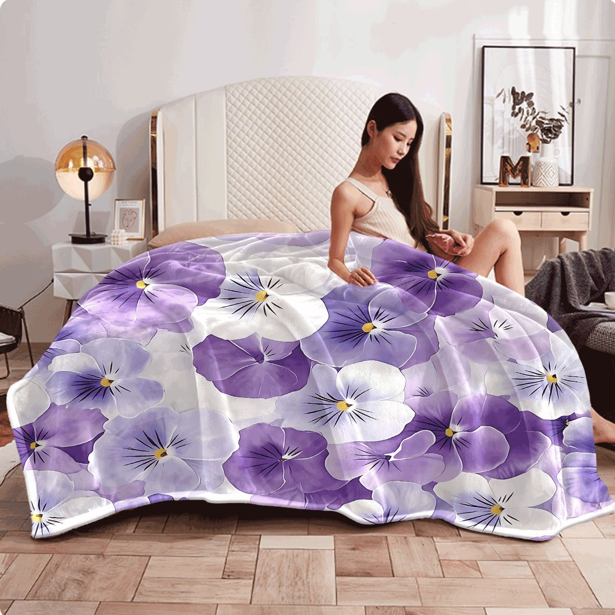 1pc Ultra-Soft Flannel Blanket Purple & White Pansy Flower Print Cozy Floral Throw for Sofa Lightweight Plush Flannel Fabric All-Season Comfort