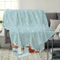 1pc Christmas Snow Scene Reindeer and Sleigh Pattern Flannel Blanket, Soft, Comfortable, and Warm, Light Blue Winter Design, All-Season Sofa Throw, Warm Cover Blanket, Multiple Sizes Available, Suitable for Living Room Sofas, Bedroom
