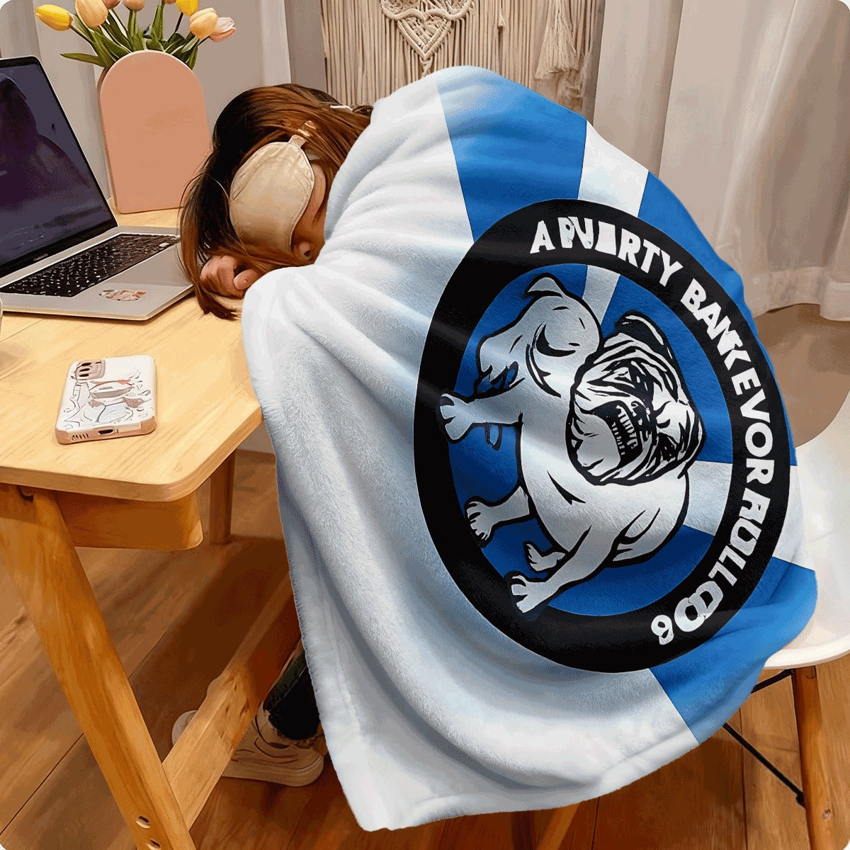 1pc A Purity Bakevor Bulldog Soft Flannel Throw Blanket Blue and White Logo Design All Season for Couch Sofa Comfortable Warm Plush Fleece Fabric Machine Washable