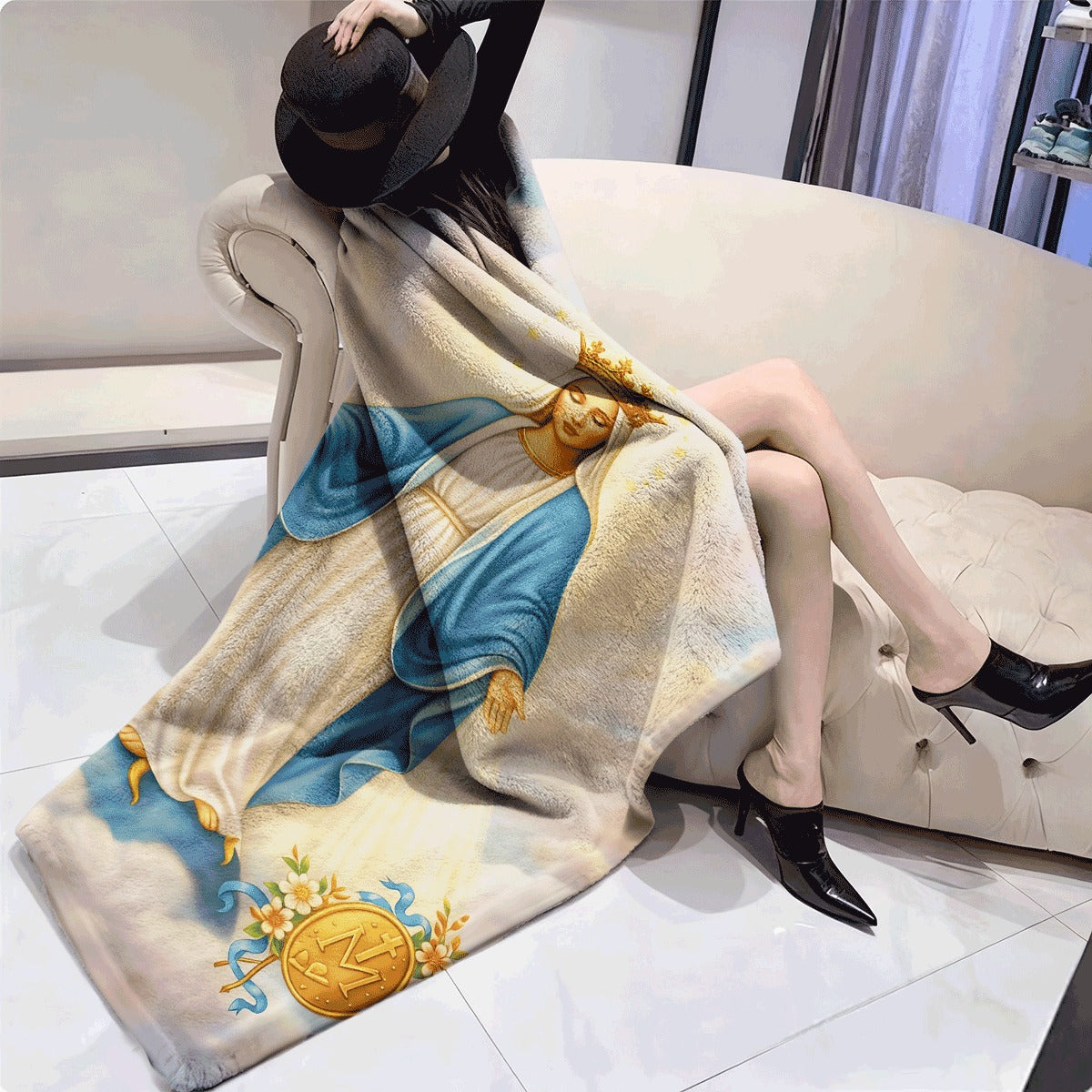 1pc Soft Cozy Virgin Mary Print Flannel Throw Blanket Reversible Virgin Mary Jesus Christ Religious Design with Golden Halo Floral Accents Heavyweight 250-300Gsm Office Travel Vintage