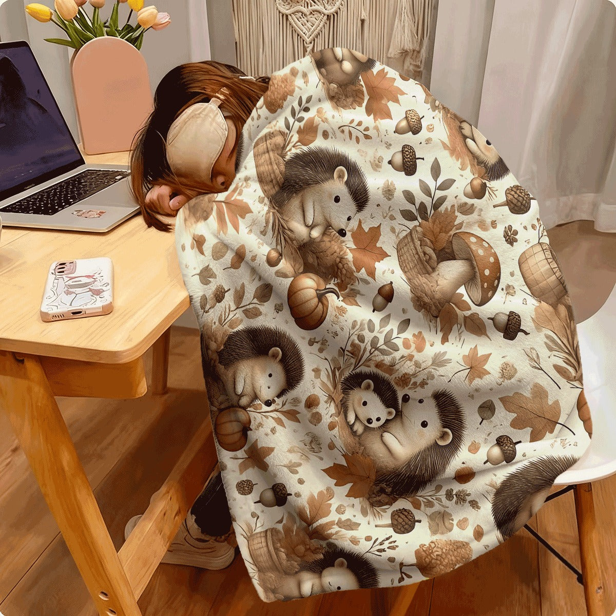 1pc Vintage Hedgehog And Forest Flannel Blanket Soft Plush All-Season Bedspread with Beige Brown Orange Green Black White Hedgehog And Foliage Design, Machine Washable Cozy Throw for Bed, Couch, Travel
