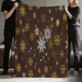 1pc Golden And White Snowflake Christmas Theme Flannel Blanket, Soft Comfortable Warm, Dark Brown Design, All-Season Blanket, Warm Cover, Multiple Sizes Available, Suitable for Living Room Sofa, Bedroom, Reading Corner, Leisure Time