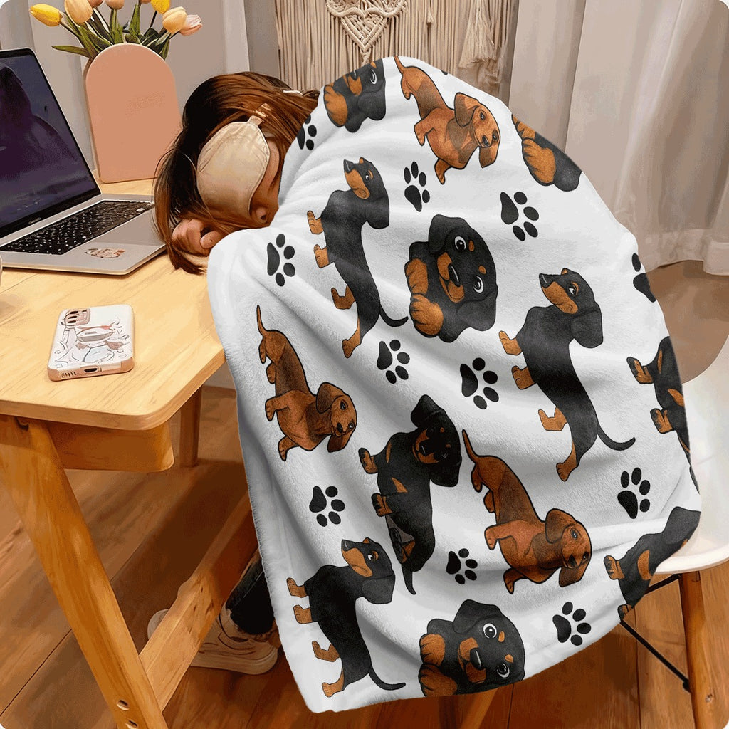 1pc Cute Dachshund And Paw Print Flannel Blanket Soft Watercolor Pet Dog Pattern Throw for Sofa Cozy Warm Plush All-Season Fleece Blanket Decor
