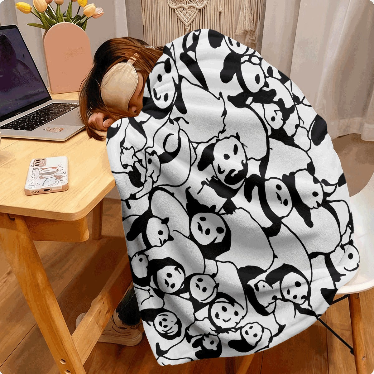 1pc Black and White Cute Panda Pattern Flannel Blanket Soft Cozy Throw for Couch Sofa All-Season Warm Plush Blanket with Cartoon Panda Design Machine Washable Flannel Blanket