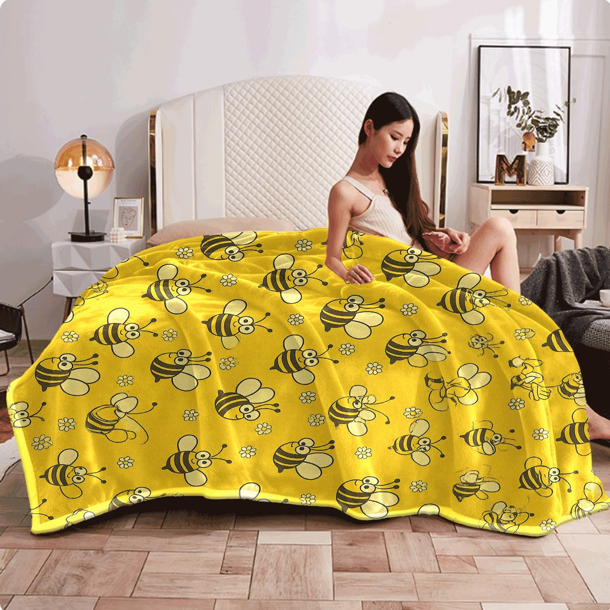 1pc Cozy Bee-Themed Flannel Throw Blanket Soft, Reversible, All-Season Comfort for Sofa, Camping & Travel Machine Washable