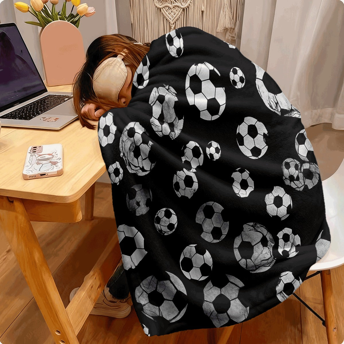 1pc Soft Flannel Soccer Print Blanket Cozy, Warm Throw with White Soccer Ball Design for Couch, Bed, Office, Camping & Travel Machine Washable, All-Season Comfort, Allseason Blanket Playful Des