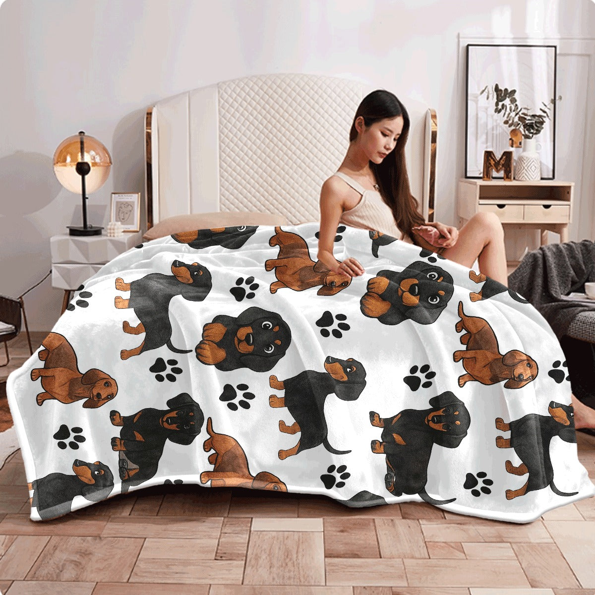 1pc Cute Dachshund And Paw Print Flannel Blanket Soft Watercolor Pet Dog Pattern Throw for Sofa Cozy Warm Plush All-Season Fleece Blanket Decor