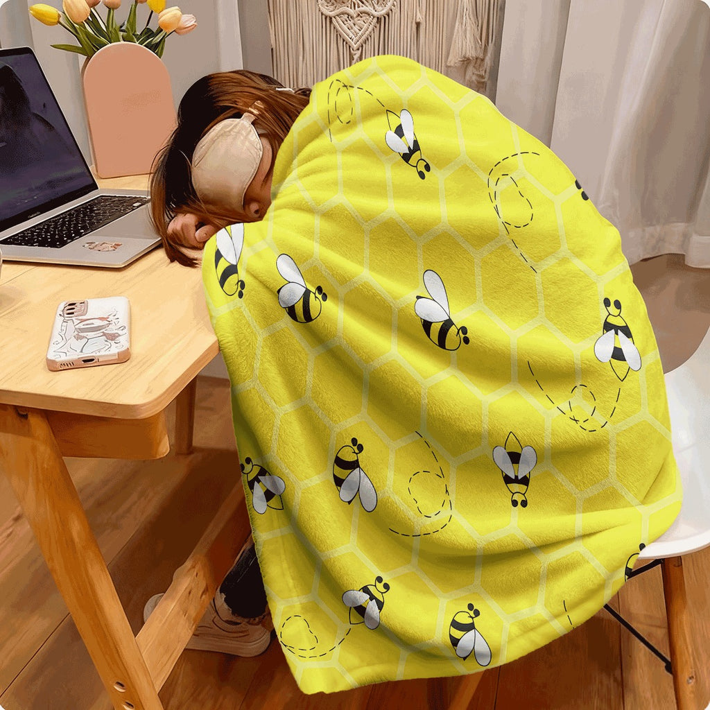 1pc Cute Bee And Honeycomb Flannel Blanket, Yellow All-Season Cozy Soft Throw for Sofa, Adorable Bee Print Warm Blanket