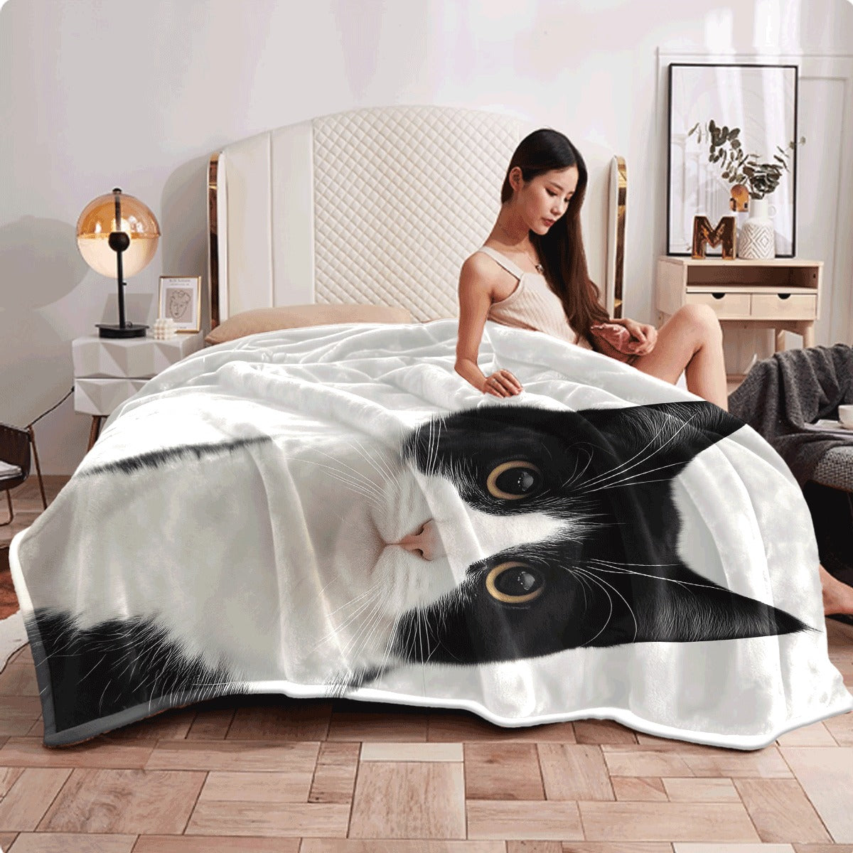 1pc Adorable Cow Cat Flannel Blanket Super Soft Light Beige-Warming Throw with Cute Cat Print All-Season Cozy Blanket for Couch And Home Decor Perfect Gift for Cat Lovers Cat Blanket