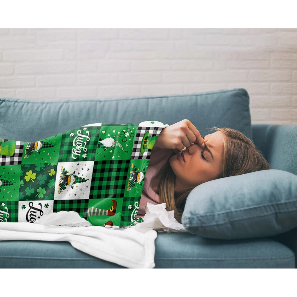Chucoco Green Buffalo Plaid Throw Blankets, St. Patrick's Day Clover Gnomes Luxury Flannel Flannel Comfort Bed Blanket Irish Festival Theme Cozy Warm Flannel Cover for Sofa Couch Chair 60x80in