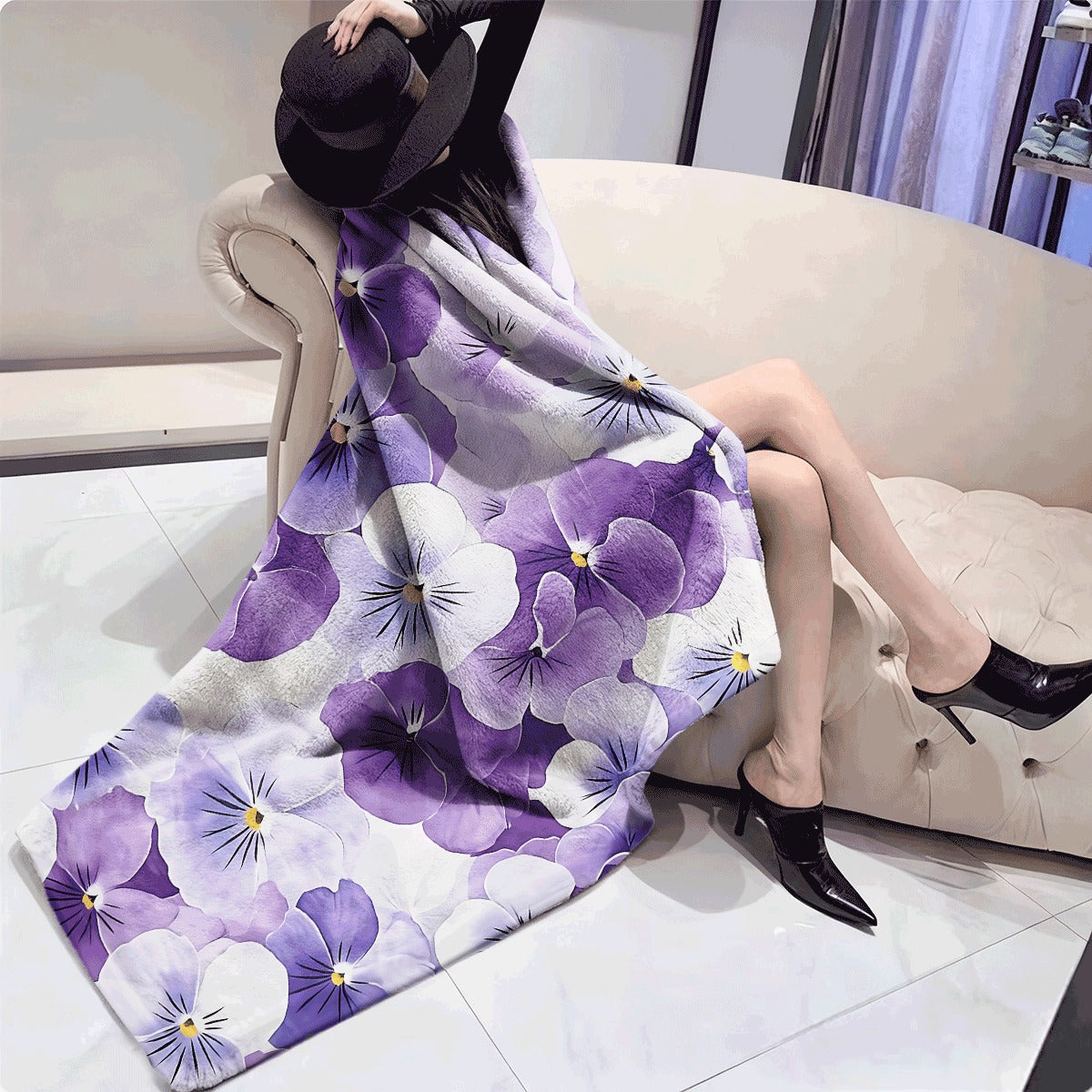 1pc Ultra-Soft Flannel Blanket Purple & White Pansy Flower Print Cozy Floral Throw for Sofa Lightweight Plush Flannel Fabric All-Season Comfort