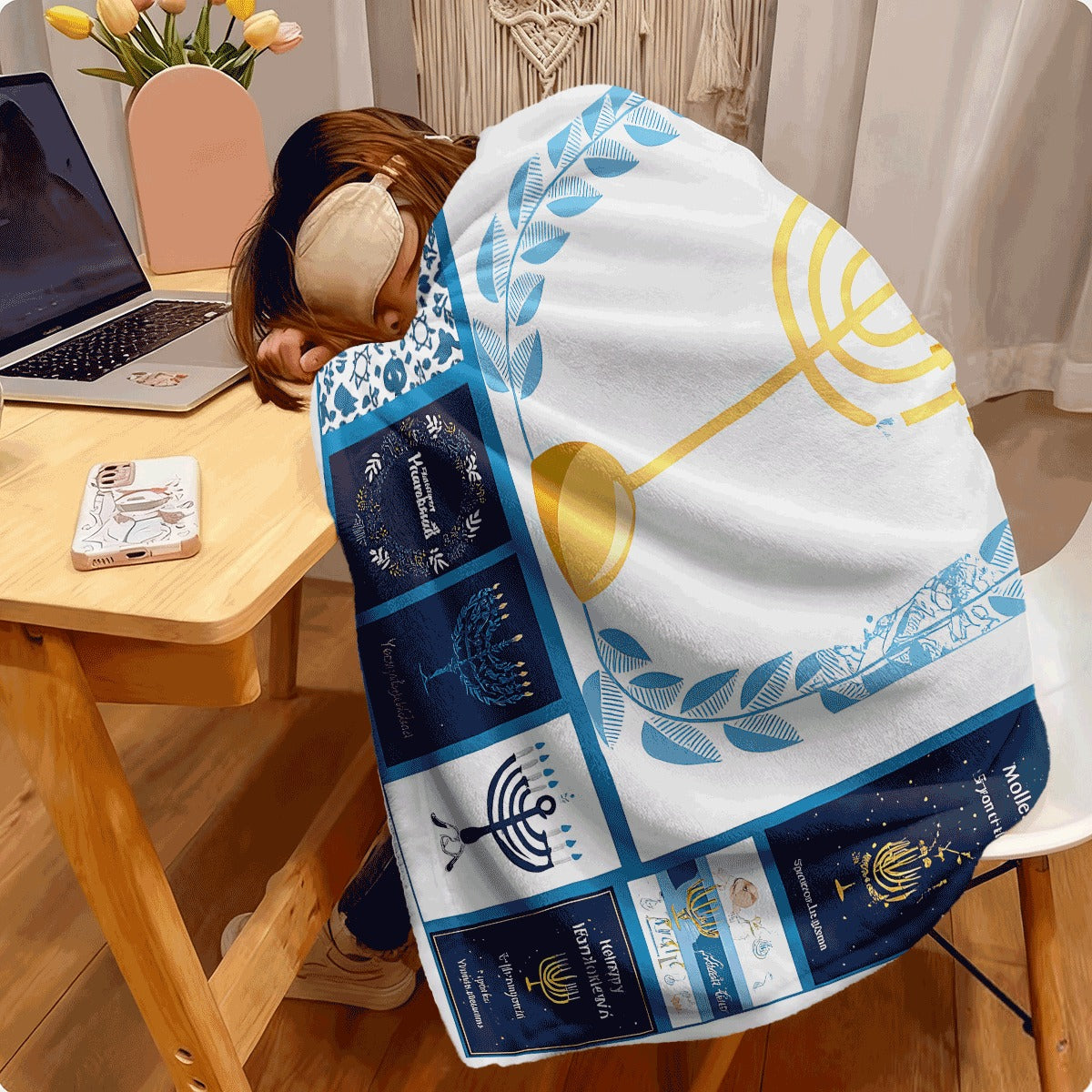 1pc Hanukkah Menorah Pattern Flannel Blanket Cozy Ultra-Soft Flannel Fabric with Jewish Hanukkah Candlestick Prints All-Season Sofa Throw Perfect Holiday Home Decor
