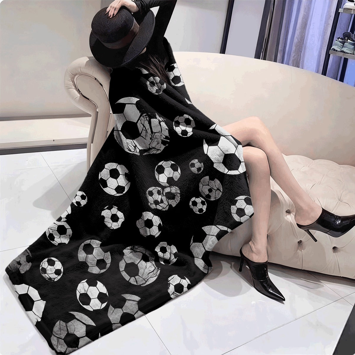 1pc Soft Flannel Soccer Print Blanket Cozy, Warm Throw with White Soccer Ball Design for Couch, Bed, Office, Camping & Travel Machine Washable, All-Season Comfort, Allseason Blanket Playful Des