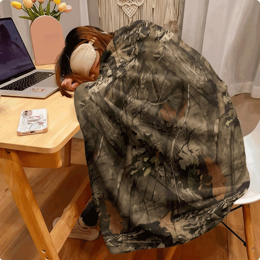 One Camouflage Fleece Blanket Featuring a Lifelike Forest Pattern, Perfect for Home Use, Travel, And Outdoor Picnics. It Is Suitable for Various Seasons, Comes in Mixed Colors, Showcases Quality Quilting Craftsmanship