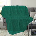1 Christmas Green Maple Leaf Pattern Flannel Blanket, Soft, Comfortable, and Warm, Dark Green Design, All-season Universal Blanket, Warm Throw Blanket, Multiple Sizes Available, Suitable for Living Room Sofas, Bedroom, Leisure Reading