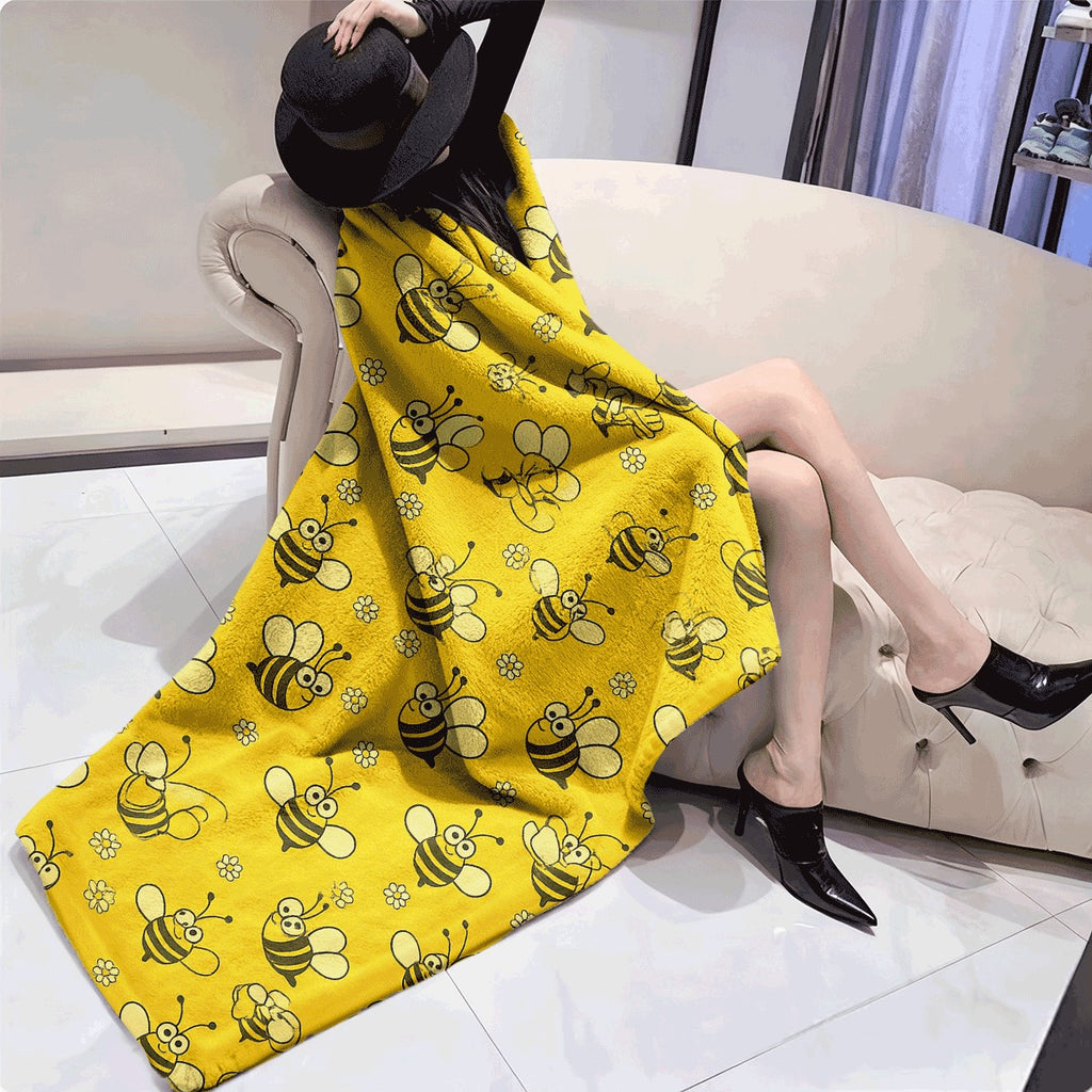 1pc Cozy Bee-Themed Flannel Throw Blanket Soft, Reversible, All-Season Comfort for Sofa, Camping & Travel Machine Washable