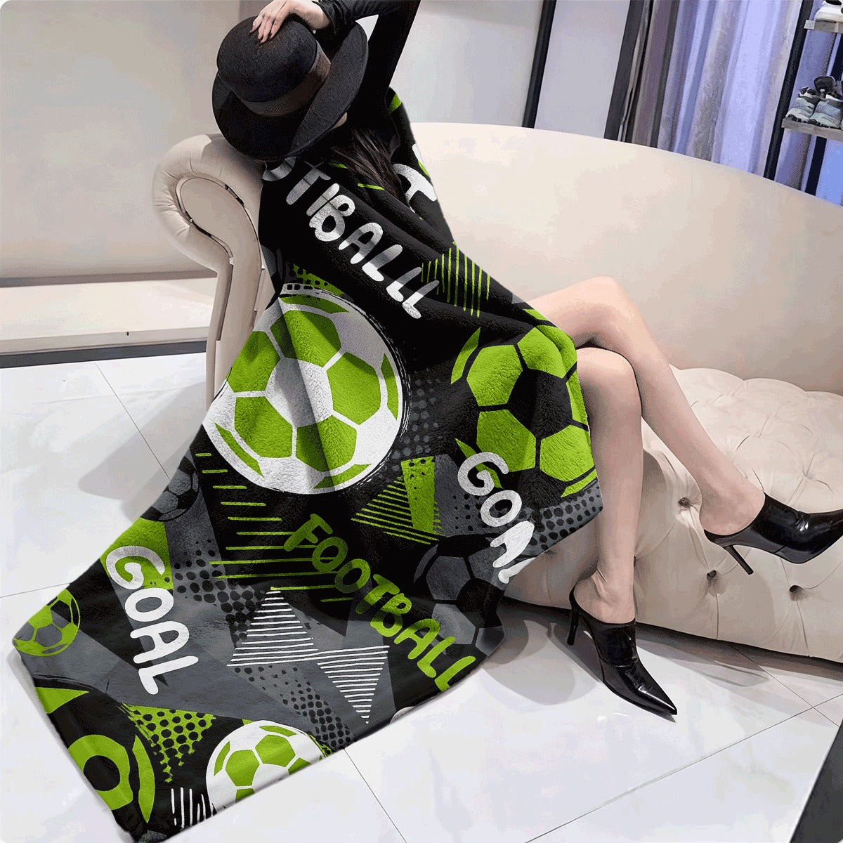 1pc (Soccer) Theme Plush Blanket Green And Black Goal Net Pattern with Soccer Balls And Text, All-Season Soft Bedspread for Room, Fan Gift, Bed Or Couch Throw, Hypoallergenic Comforter
