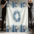 1pc Santa Claus And Snowman Blue Wreath Pattern Flannel Blanket, Soft Comfortable Warm, Blue And White Design, All-Season Blanket, Warm Cover, Multiple Sizes Available, Suitable for Living Room Sofa, Bedroom, Office Rest, Holiday Decor