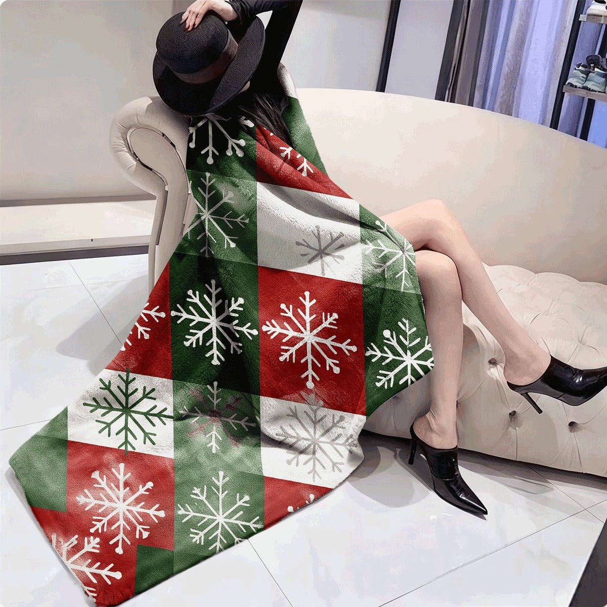 1pc Cozy Christmas Blanket with Red & Green Argyle Snowflake Pattern Soft Flannel Throw for Home, Travel, Camping, and Holiday Gifts for Family & Friends, Christmas Throw Blanket