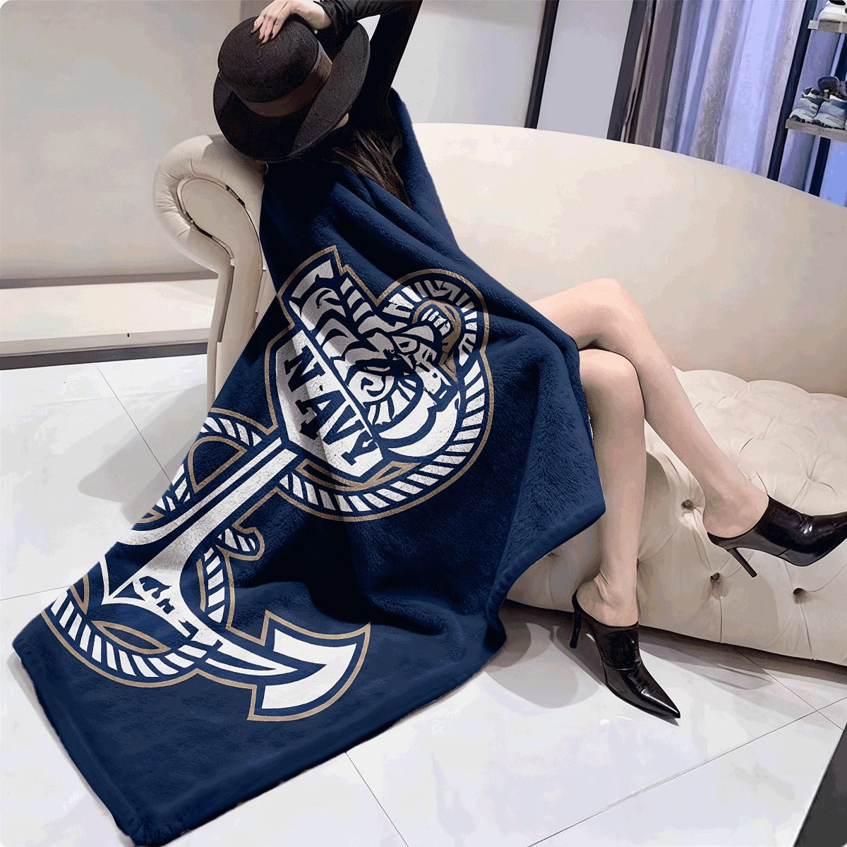 1pc Navy Anchor And Rope Flannel Throw Blanket Blue Background with Classic Naval Design, Cozy Flannel Material, Perfect for Sofa And Bed Decor, All-Season Warmth