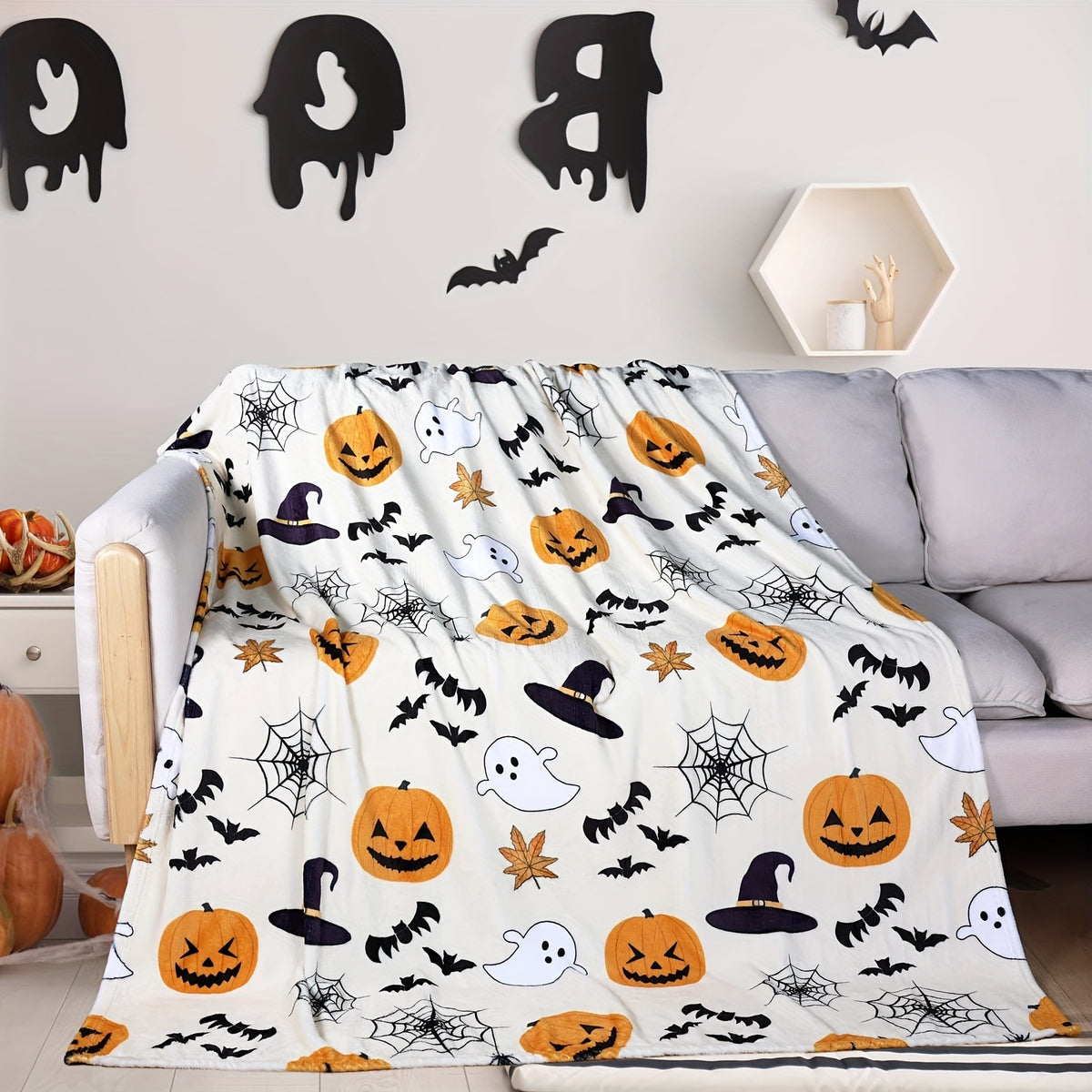 1pc Halloween Pumpkin Bat Pattern Flannel Blanket, Soft, Comfortable, and Warm, White Design, Durable Plush Surface, All-Season Universal Sofa Blanket, Warm Throw Blanket, Multiple Sizes Available, Suitable for Living Room Sofa, Bedroom Bedside