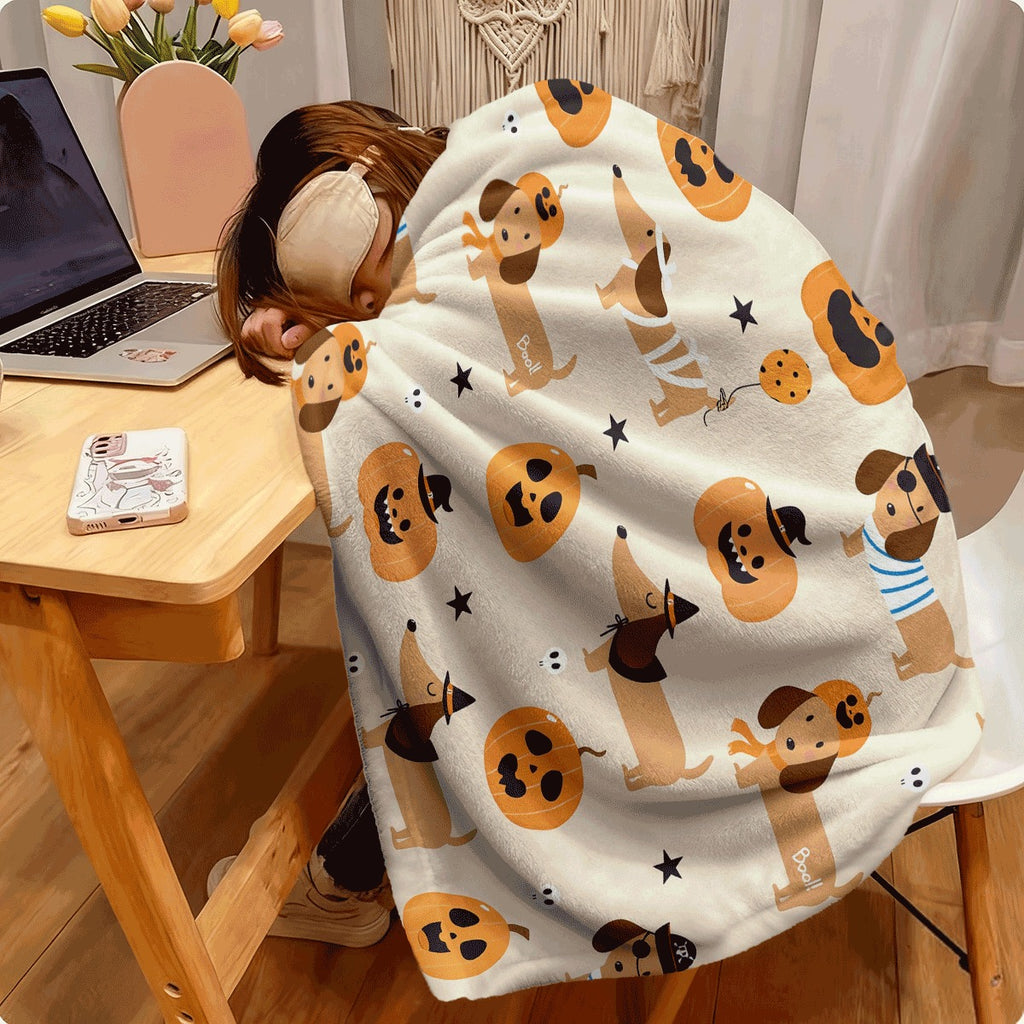 1pc Halloween Throw Blanket Cute Dachshund Dogs & Pumpkins in Orange Beige Soft Flannel Cozy Decorative Blanket for Sofa Camping Parties Perfect Halloween Gift for Pet Lovers & Spook