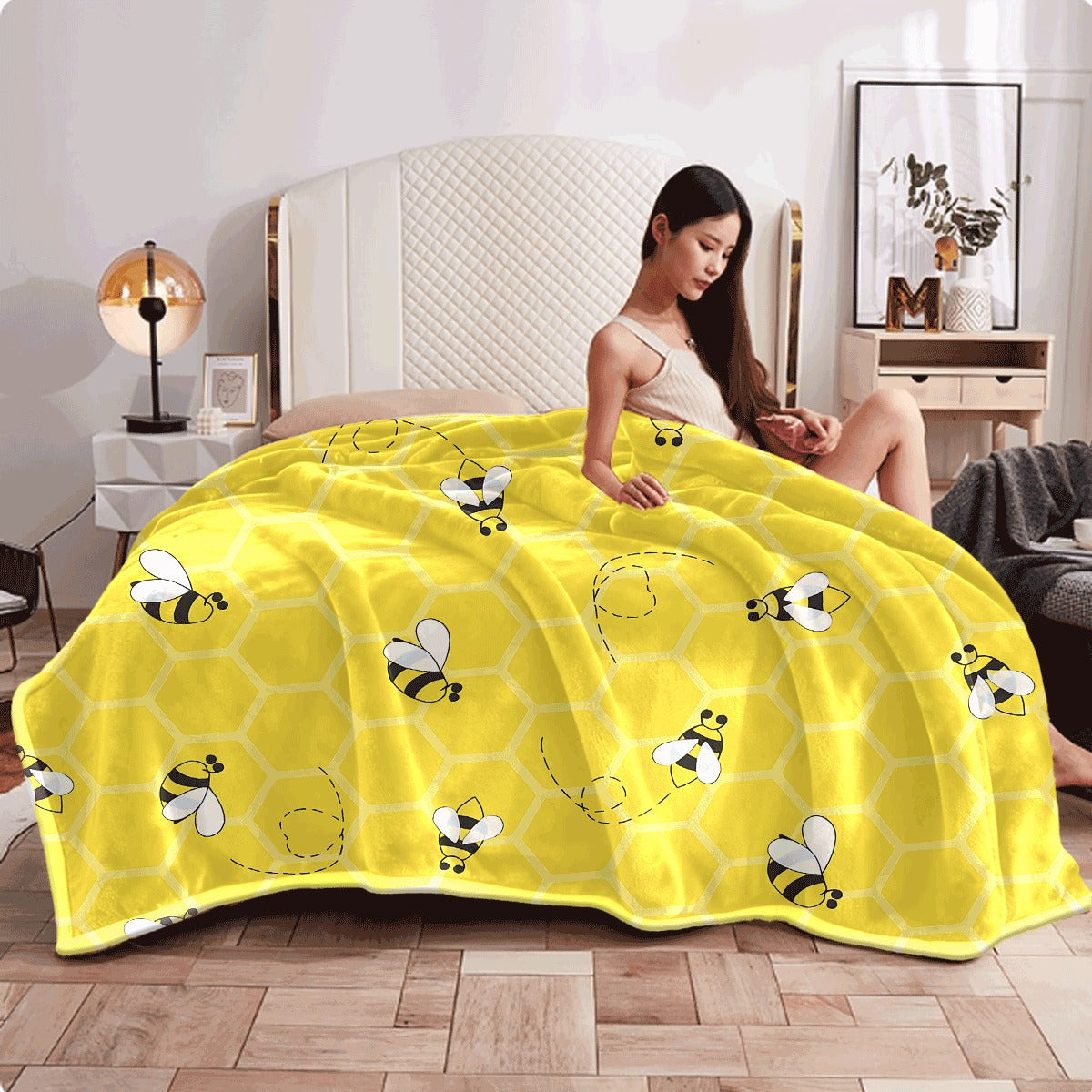 1pc Cute Bee And Honeycomb Flannel Blanket, Yellow All-Season Cozy Soft Throw for Sofa, Adorable Bee Print Warm Blanket